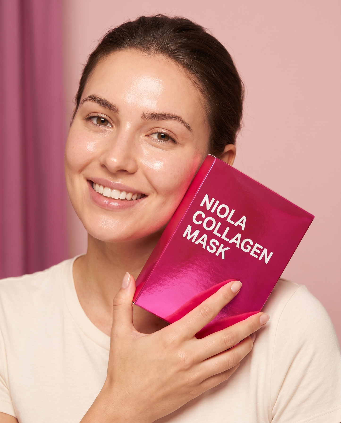 Frau haelt Niola Verpackung